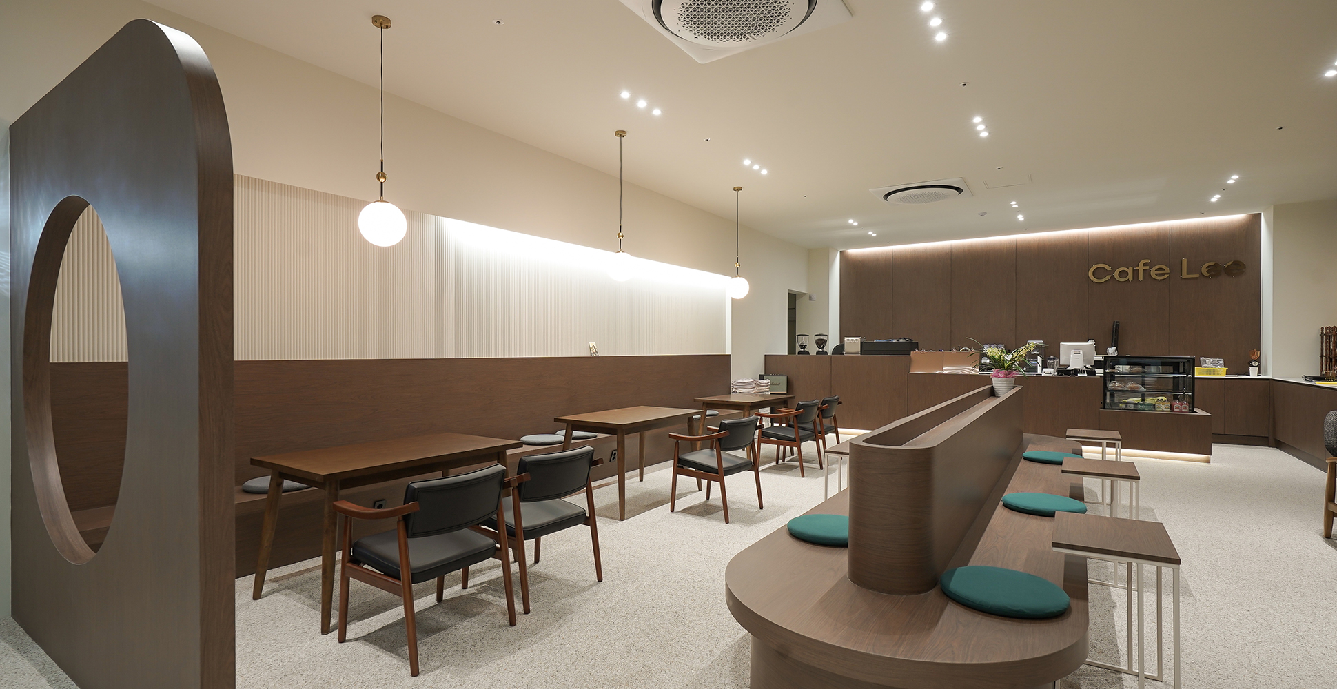 [카페] 화이트 우드톤의 현대적이고 엔틱한 무드의 카페 인테리어